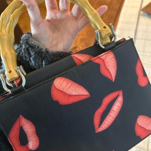 Lipstick Kisses y2k hand bag - Picture 2 of 4